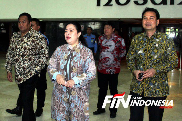 Ketua DPR RI, Puan Maharani didampingi Wakil Ketua DPR, Azis Syamsuddin dan Rachmad Gobel saat keluar dari Gedung Parlemen Senayan, Jakarta, Senin (21/10/2019).