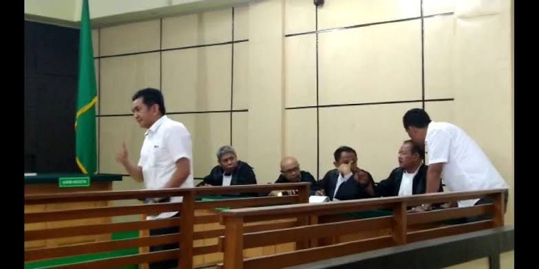 Ibnu Ziady saat menjalani sidang vonis di PN Jambi beberapa waktu lalu. Ia divonis 1 tahun oleh PN Jambi, namun ditingkat kasasi mendapat hukuman lebih berat, yaitu 4 tahun penjara