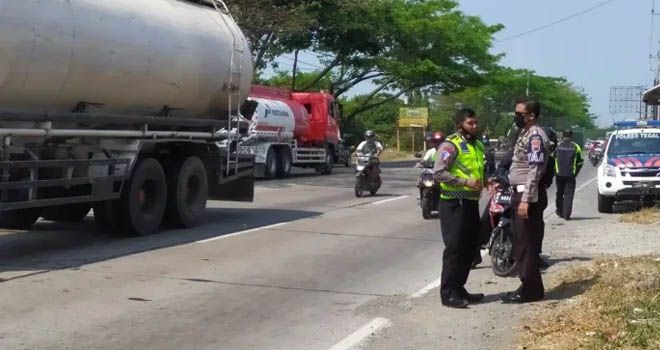 YERI NOVELI/RADAR SLAWI OLAH TKP - Anggota Unit Laka Lantas Polres Tegal sedang melakukan olah TKP kecelakaan di Jalan Pantura Desa Padaharja, Kecamatan Kramat, Kabupaten Tegal, Minggu siang (9/8).