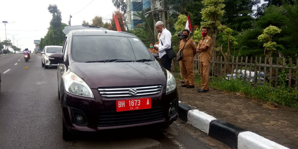Yuli Narti kehilangan uang tunai senilai Rp 6 juta dan emas, setelah mobil dinas DPPPK Kota Jambi yang dikendarai disatroni kawanan pencuri dengan modus pecah kaca mobil