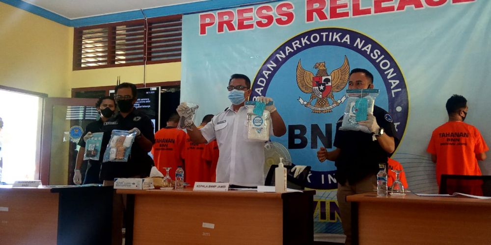 Dalam kurung waktu sepekan, Badan Narkotika Nasional Provinsi (BNNP) Jambi berhasil mengamankan lima orang tersangka tindak pidana narkotika.