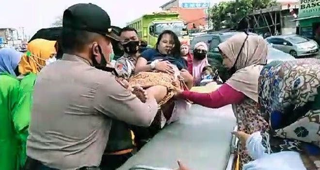 Ibu hamil dievakuasi dari mobil ambulans yang mengalami kecelakaan. Foto: Pojokbandung