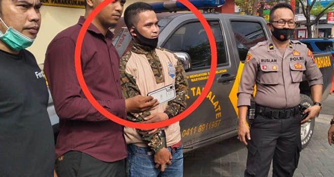 Pelaku penipuan, Arman saat diamankan di Polsek Panakkukang.