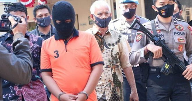 Pria berinisial R dihadirkan dalam konferensi pers kasus mahasiswi yang tewas tergantung di ventilasi rumah, di Mapolresta Mataram, NTB, Jumat (14/8/2020). Foto: ANTARA/Dhimas B.P.