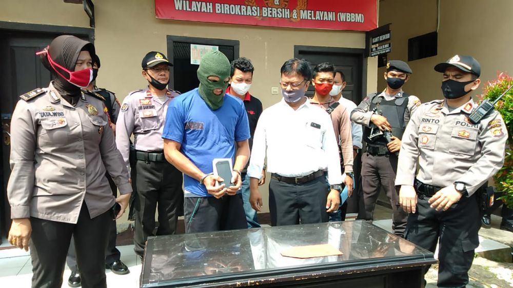 Pihak Polsek Jambi Timur menunjukkan tersangka pelaku pencurian smartphone milik tetangganya berikut barang buktinya