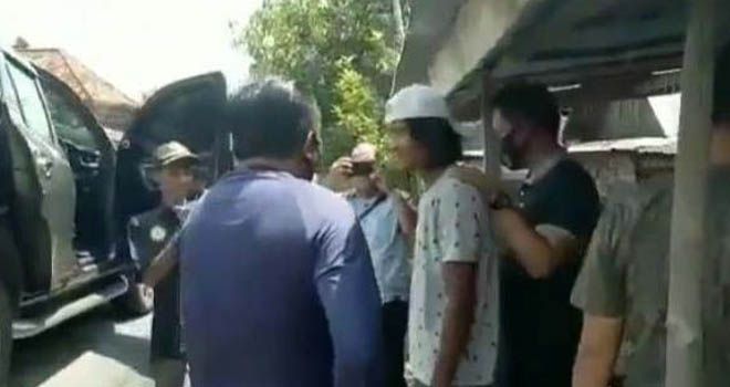 Tersangka Daus saat diamankan dari rumah ayuknya di Desa Bubusan, OKI, Rabu (12/8/2020) siang. Foto: sumeks.co