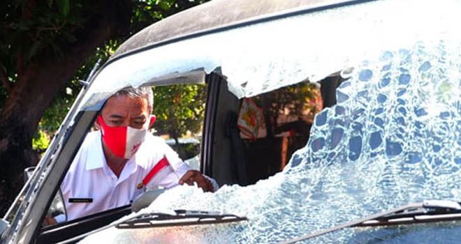 RUSAK PARAH: Kaca mobil pecah akibat kerusuhan PSHT di Desa Kayuputih dan Desa Trebungan beberapa waktu lalu. (Habibul Adnan/Jawa Pos Radar Situbondo)