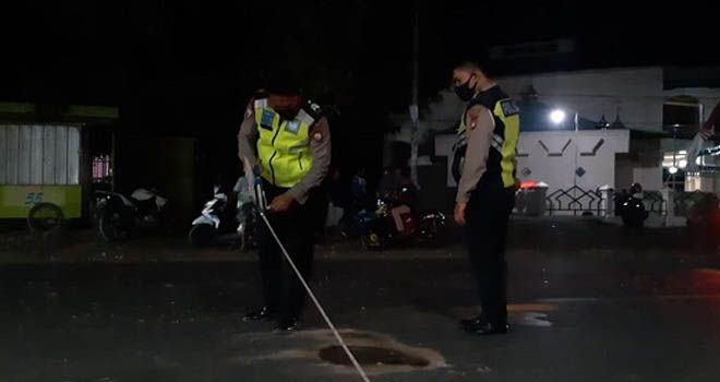 Polisi melakukan olah TKP