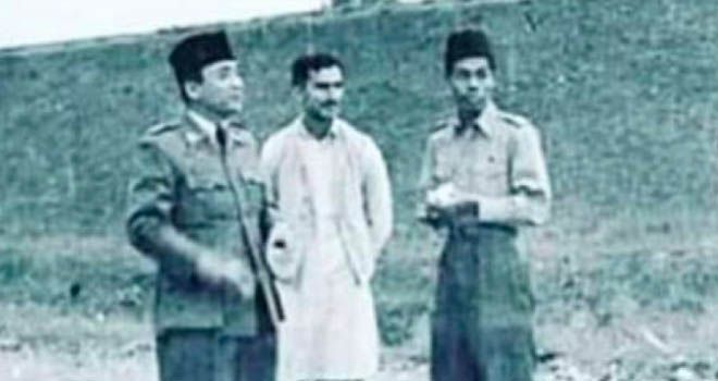 Foto pertama, dari kiri ke kanan, Bung Karno, Dubes India untuk Indonesia Mohammad Yunus Khan (bukan ayah Rizieq Shihab) dan Jenderal Sudirman. Foto itu diambil di Magelang, pada 17 Agustus 1948. Foto:Iphos