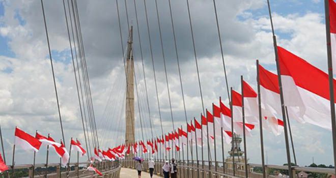 Berkibar !! Seribu Bendera Merah Putih Hiasi Jembatan Pedestrian Gentala Arasy Hari Ini