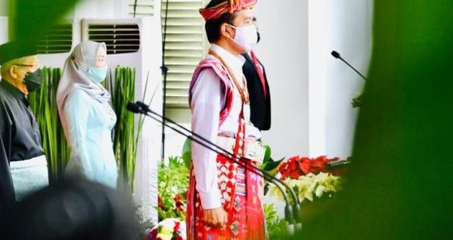 Dari Kain Tenun Berantai Kaif Nunkolo sampai Busana Teluk Belangga