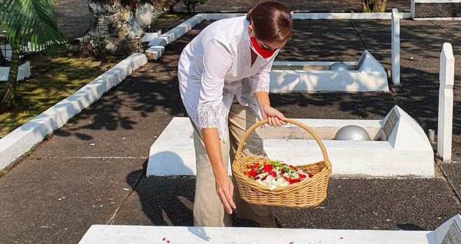Tabur Bunga di Makam Eyang, Rahayu Saraswati Tuliskan Puisi
