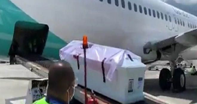 Jenazah Hendrik Johpinski, staf KPU Yahukimo yang meninggal akibat ditikam OTK di Dekai, Selasa (11/8) dievakuasi ke Yogyakarta melalui Jakarta, Rabu (12/8). Foto: /HO-pihak ketiga