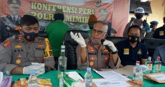Kapolda Papua Irjen Polisi Paulus Waterpauw memberikan keterangan pers di Timika, Sabtu (15/8). Foto: ANTARA/Evarianus Supar