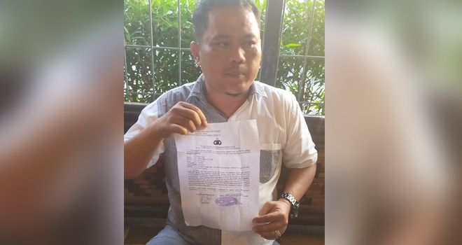 Kades saat menunjukan surat laporan ke Polda Jambi.