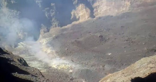 Rekaman video aksi pendaki liar saat turun ke kawah Gunung Agung yang masih mengepulkan asap belerang (dok.youtube)
