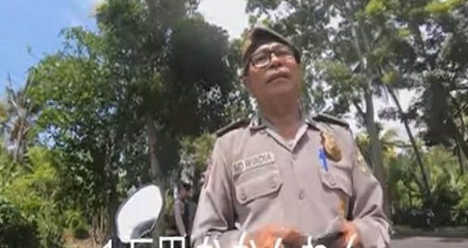 Oknum anggota Polres Jembrana yang ada dalam video Style Kenji di YouTube yang saat ini viral karena diduga memeras turis Jepang Rp 1 juta. (dok.youtube)