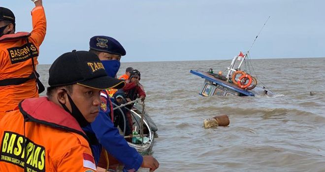 Kapal Membawa Kelapa Tenggelam di Perairan Timur Jambi

