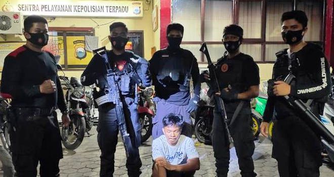 Pelaku saat diamankan petugas.