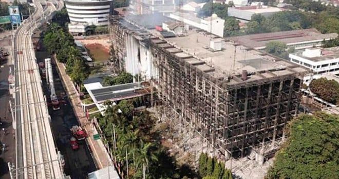 HAMBAT KINERJA: Foto udara gedung utama Kejaksaan Agung, Jakarta, Minggu (23/8). Gedung tersebut terbakar pada Sabtu malam lalu (22/8) dan baru bisa dipadamkan setelah petugas damkar bertarung selama 11 jam. (SALMAN TOYIBI/JAWA POS)