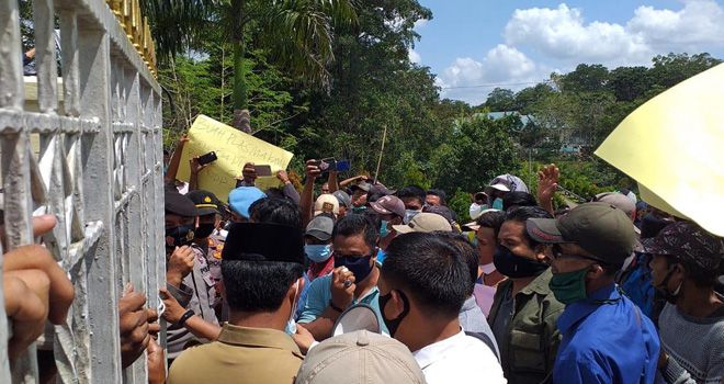 300 massa dari AMPKK melakukan aksi demonstrasi di halaman kantor Bupati Sarolangun, Senin (24/8). 