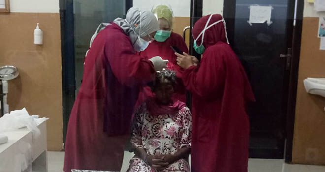 Korban mendapatkan perawatan akibat hantaman batu bata.