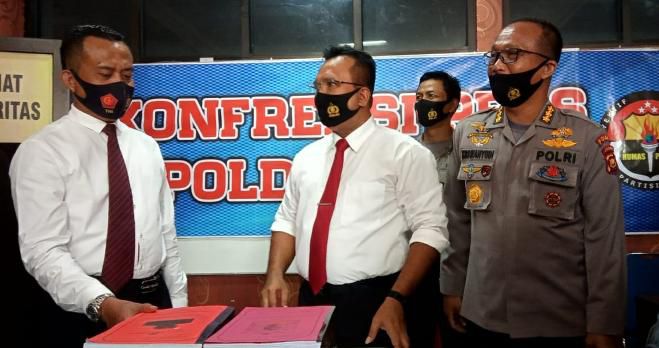 Dirreskrimsus Polda Jambi, Kombes Pol Edi Faryadi saat akan menyerahkan berkas perkara ke Kejati Jambi guna proses hukum selanjutnya