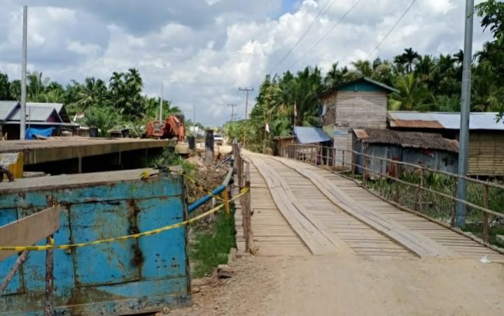 Proyek pekerjaan pembangunan infrastruktur di bidang jembatan untuk mendukung kesejahteraan masyarakat tahun 2020 di Parit 6, Kecamatan Pengabuan minim pengawasan informasi.