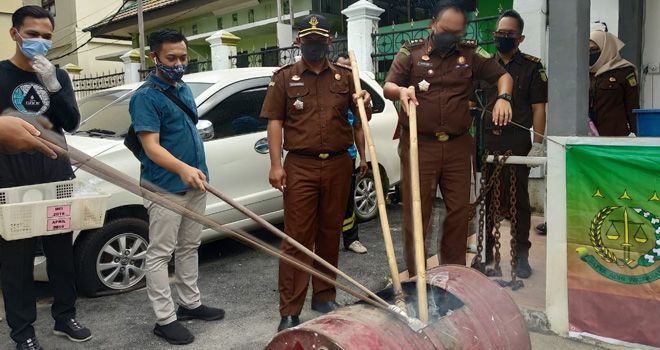 Sebanyak 752 paket narkotika dan psikotropika dimusnahkan oleh Kejari Jambi, Rabu (26/8)