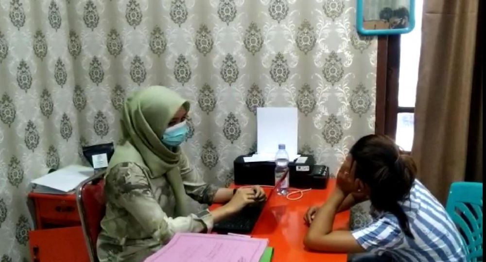 AF saat diperiksa oleh pihak kepolisian. Ia ditangkap lantaran tega menyiram ibu kandungnya sendiri dengan air panas yang mendidih