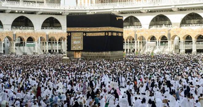 FOTO: DOK TERDAMPAK CORONA: Jemaah melakukan Tawaf al-Ifada, pada puncak peziarahan haji tahunan di Masjidil Haram di kota suci Mekkah, Arab Saudi. Merebaknya Virus Corona, berdampak pada penghentian sementara ibadah Umrah, dan ini pun dikhawatirkan menghalangi tahapan ibadah Haji musim 2020.