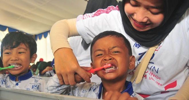 LATIH ANAK: Sejak umur tiga tahun anak sudah mulai diajari cara menyikat gigi. (JAWAPOS.COM)