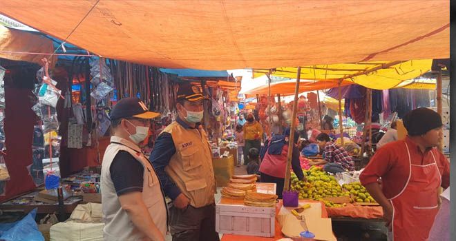 Teks foto sidak
SIDAK:  Tim Gugus Tugas Covid - 19 Kerinci, yang dipimpin Sekda Kerinci, Asraf, bersama Kepala BPBD Kerinci, Darifus, melakukan kembali sidak di Pasar Tradisional Kayu Aro.