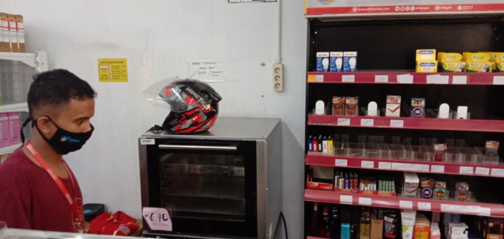 ATM yang berada dalam Alfamart di Kawasan Buluran dipasangi garis polisi usai dibobol kawanan rampok Minggu (30/8) kemarin