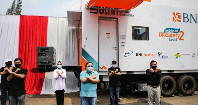 (Ki-ka depan) Direktur Utama BNI Herry Sidharta, Menteri Riset dan Teknologi / Kepala Badan Riset dan Inovasi Nasional Bambang PS Brodjonegoro, dan Komisaris BNI Asmawi Syam menyilangkan tangannya sebagai tanda tolak Covid-19 di depan Mobile Laboratory Bio Safety Level (BSL) – 2 hasil kerjasama BNI, BPPT, dan Yayasan BUMN di Tangerang Selatan, Banten, (Minggu, 30 Agustus 2020). Mobile Laboratorium BSL-2 tersebut merupakan karya anak bangsa dan menjadi laboratorium bergerak untuk pemeriksaan Covid-19 pertama di Indonesia.