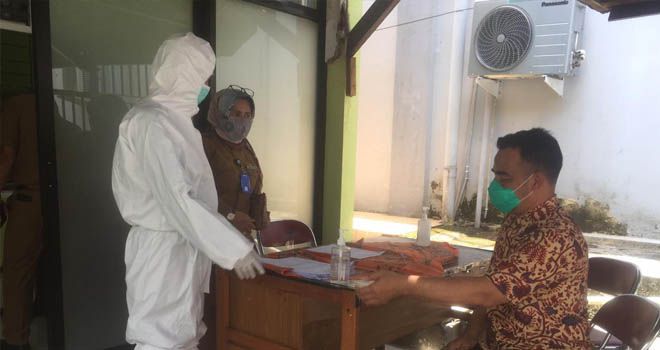 Pasangan Muklis-Supardi Jalani Tes Swab PCR di RS Raden Mattaher Jambi