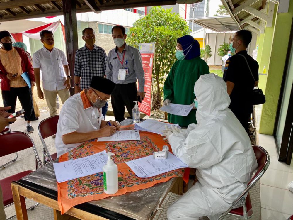 Bakal Calon Gubernur Jambi, Cek Endra mengikuti tes swab, Selasa (1/9)