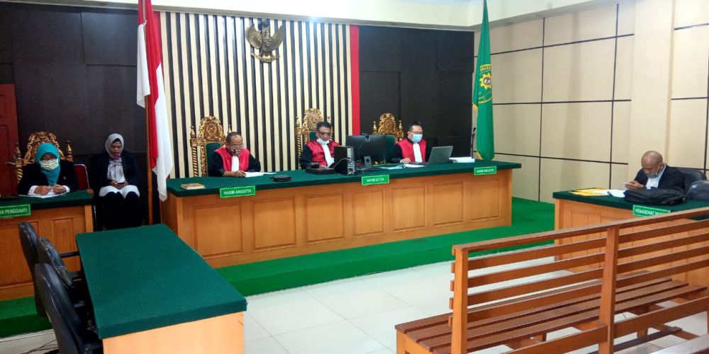 Arfan mantan Plt kepala dinas PUPR Provinsi Jambi menjalani sidang dakwah atas kasus gratifikasi atau penerimaan hadiah, Rabu (2/9) di pengadilan Tipikor Jambi. Secara virtual
