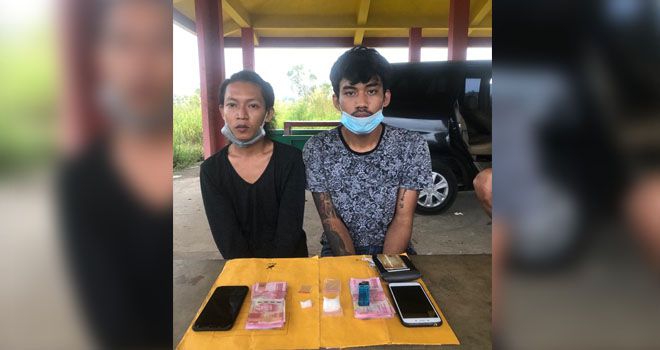 Dua tesangka penyalahgunaan narkoba jenis sabu diamankan petugas saat akan melakukan transaksi di bawah pohon mangga