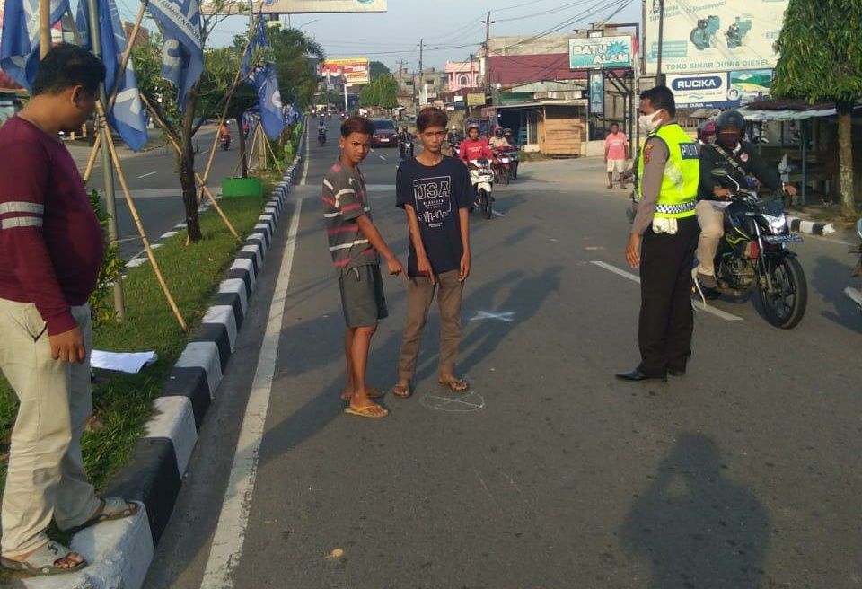 Petugas saat melakukan oleh TKP untuk memastikan penyebab utama kecelakaan