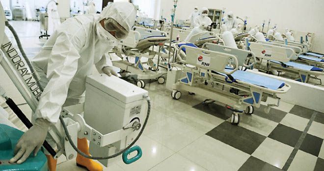 Ilustrasi situasi ruang perawatan pasien Covid-19 di Wisma Atlet, Jakarta. (Hafidz Mubarak/Pool/AFP)