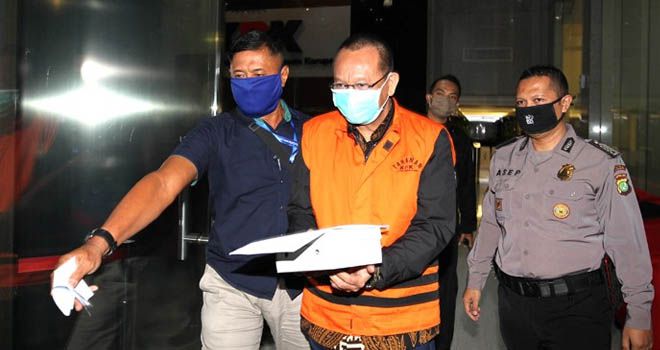 Mantan Sekretaris Mahkamah Agung Nurhadi (tengah) usai menjalani pemeriksaan perdana sebagai saksi untuk menantunya Resky, Rabu (10/6/2020). Nurhadi menjadi tersangka pasca ditangkap penyidik KPK terkait kasus suap dan gratiifikasi pengurusan kasus di Mahkamah Agung (MUHAMAD ALI/JAWAPOS)