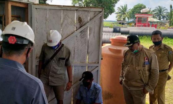 Wabup Sarolangun, H. Hilallatil Badri, saat melakukan penggecekan alat kelengkapan penangganan Karhutla.