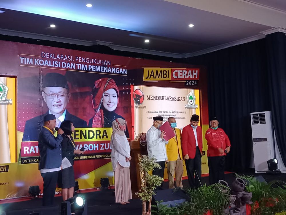 Deklarasi dan Pengukuhan Tim Pemenangan CE-Ratu Dipadati Ribuan Massa