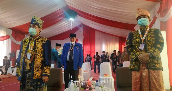 Mendaftat di KPU, Fachrori-Syafril Kompak Gunakan Pakaian Khas Adat Jambi