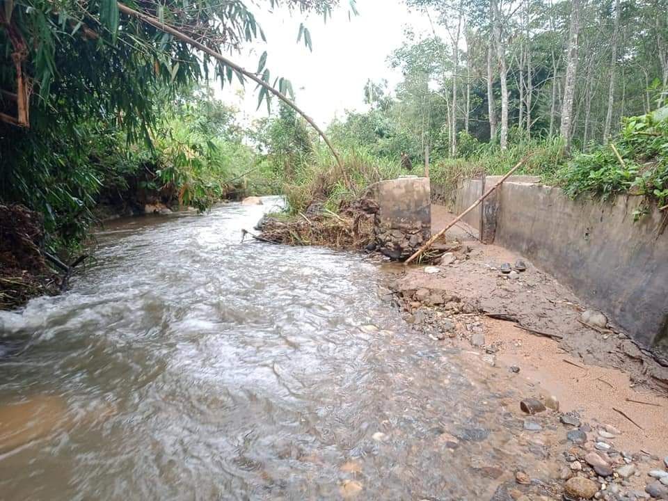 Imbasdampak dari hujan deras yang disertai angin kencang, Senin Senin (2/9/2020) lalu, membuat saluran irigasi primer di Desa Pengasi Baru, Kecamatan Bukit Kerman, Kabupaten Kerinci, jebol.