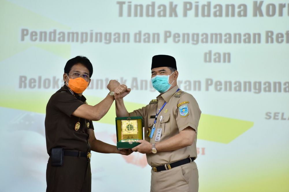 Penyerahan Pelakat oleh Kajati Jambi Kepada Walikota Jambi.