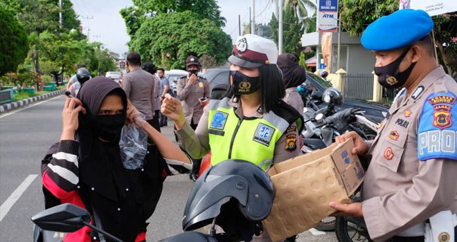Kapolres Bungo Bagikan Masker Gratis
