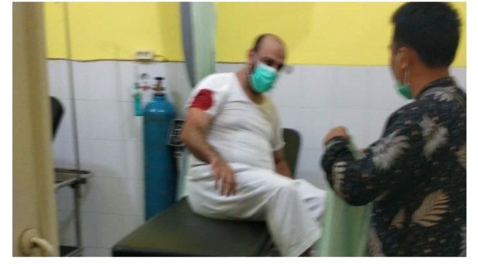 Syekh Ali Jaber mendapat perawatan