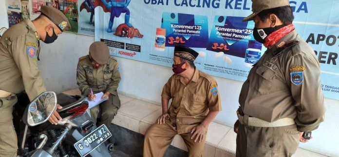 Petugas Satpol PP Kabupaten Tegal mendata ASN yang keluyuran disaat jam kerja, Selasa (15/9).